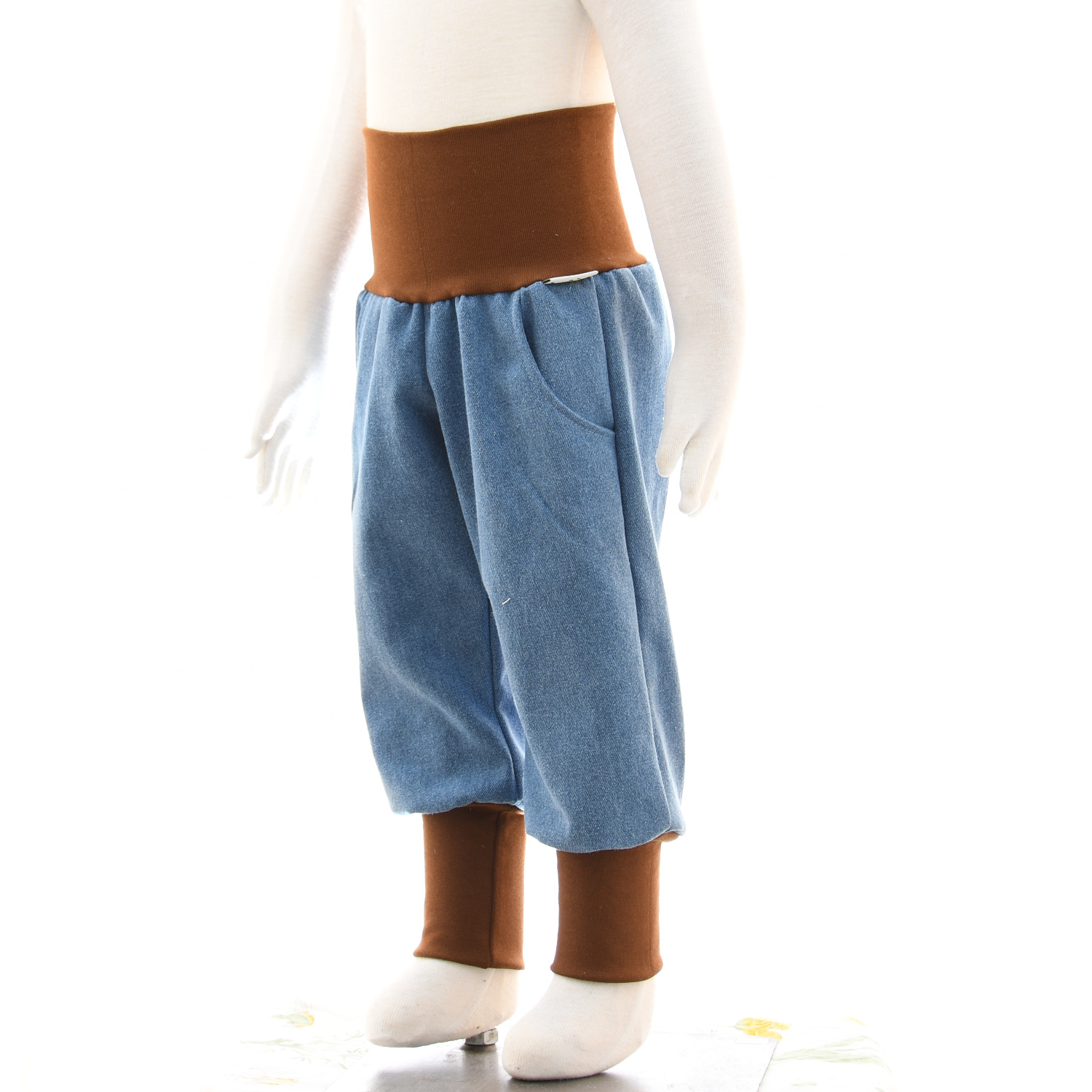 Jeanshose mit Taschen – Bild 2